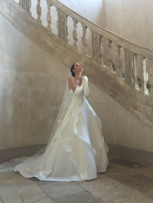 Hermoso vestido de novia largo sin tirantes de satén blanco con guantes DP1821