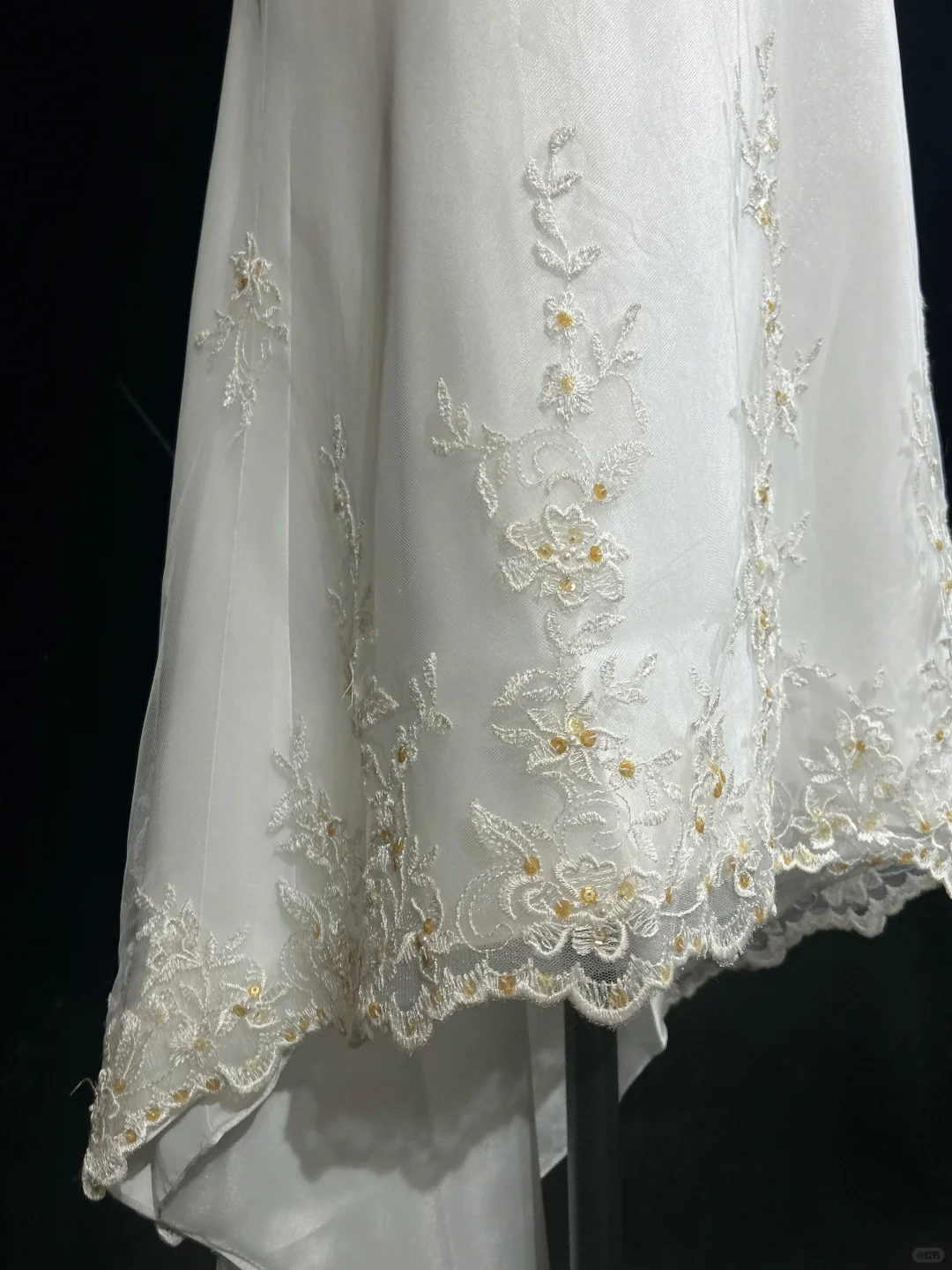 Hermoso vestido de novia largo color marfil, sin tirantes, corte alto y bajo, DP1836