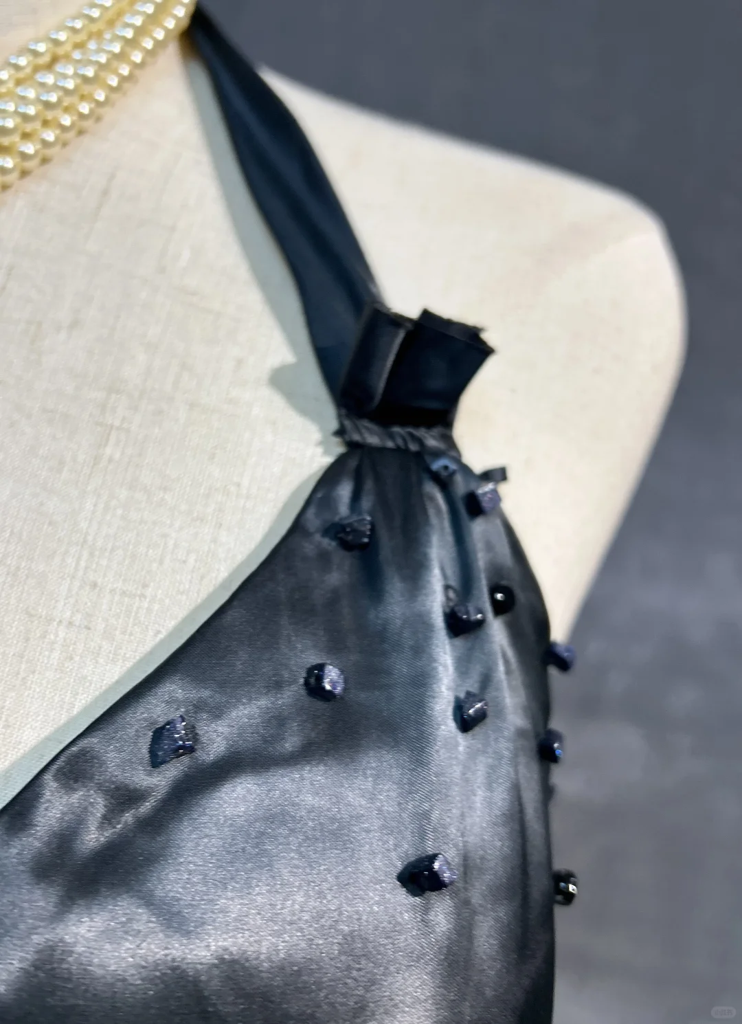 Vestido de fiesta elegante de gasa negra con cuello halter y corte A, vestido de cóctel de verano DP1837