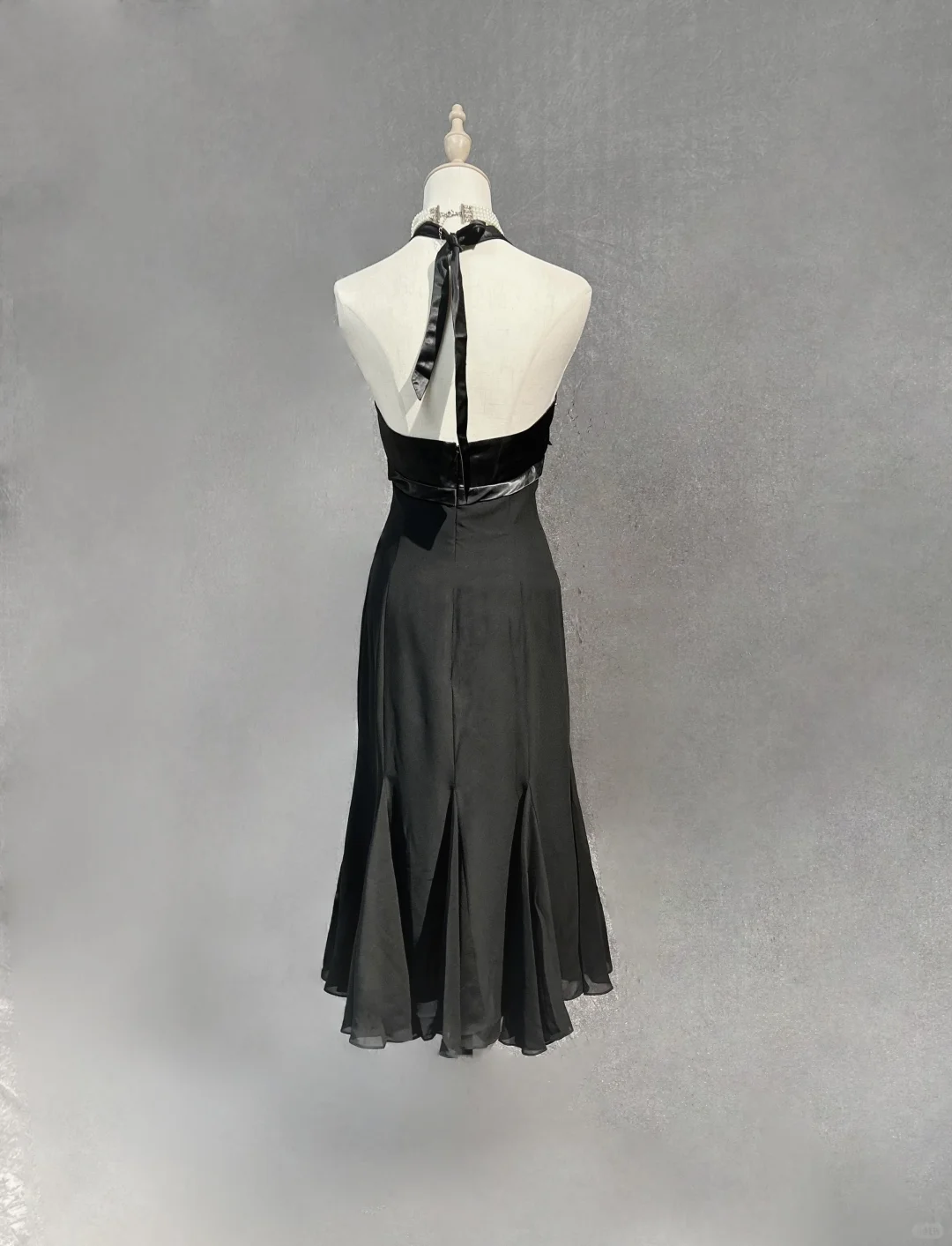 Vestido de fiesta elegante de gasa negra con cuello halter y corte A, vestido de cóctel de verano DP1837