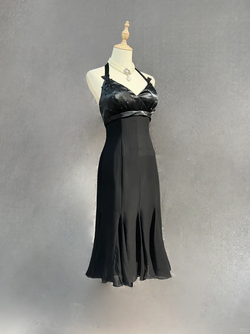 Vestido de fiesta elegante de gasa negra con cuello halter y corte A, vestido de cóctel de verano DP1837