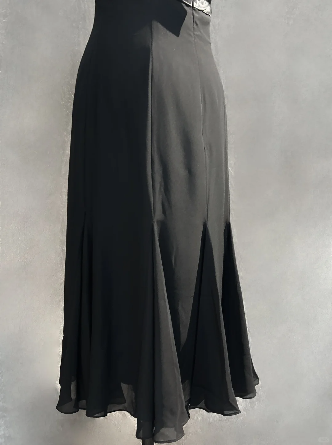 Vestido de fiesta elegante de gasa negra con cuello halter y corte A, vestido de cóctel de verano DP1837