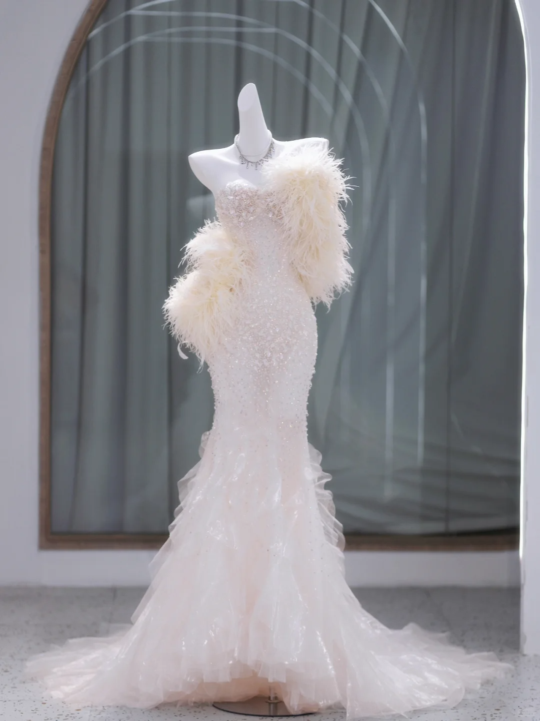 Hermoso vestido de novia largo de sirena con escote corazón y lentejuelas blancas DP1847