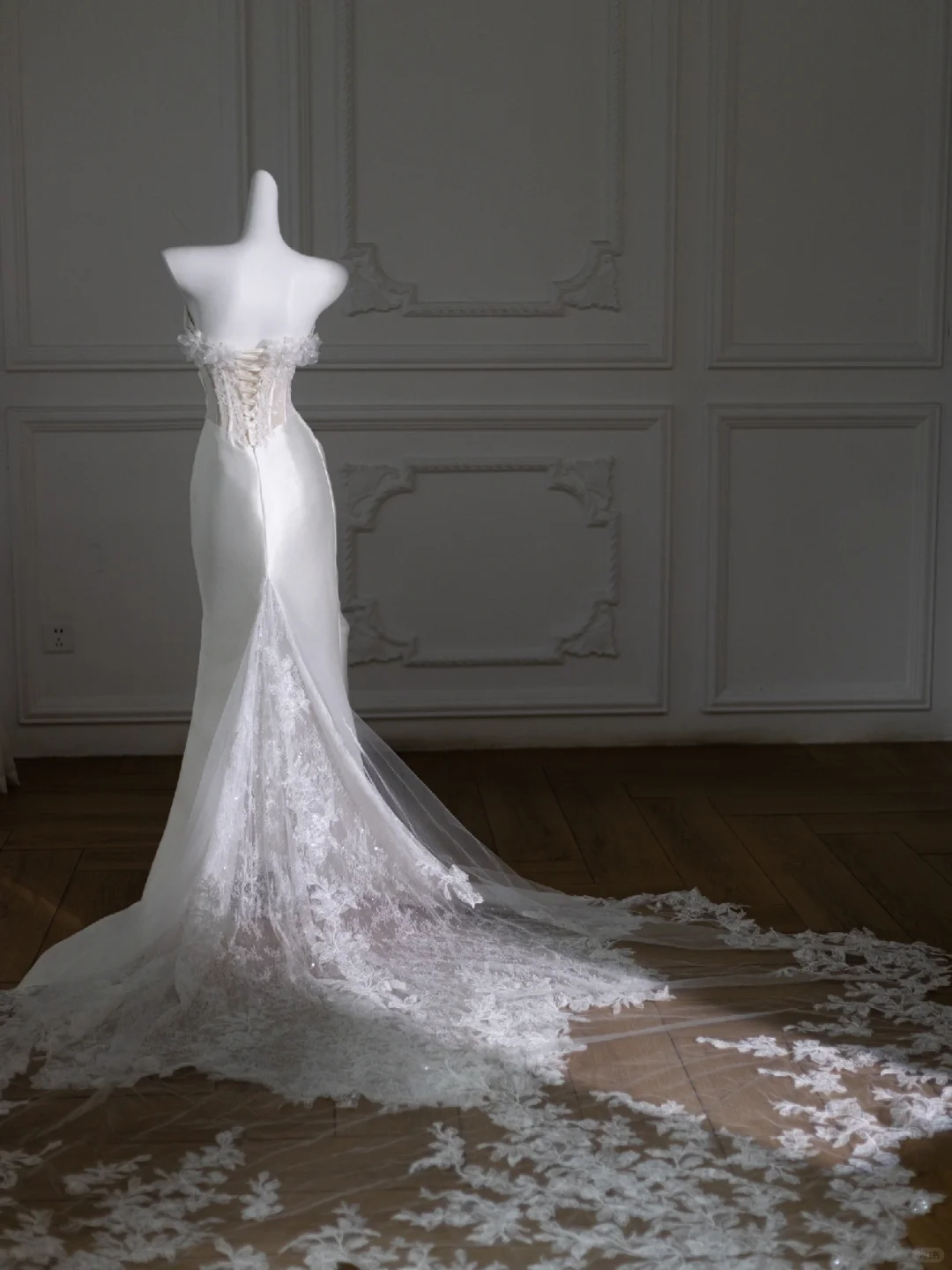 Vestido de novia retro de sirena sin tirantes, largo de satén blanco con flores, DP1852