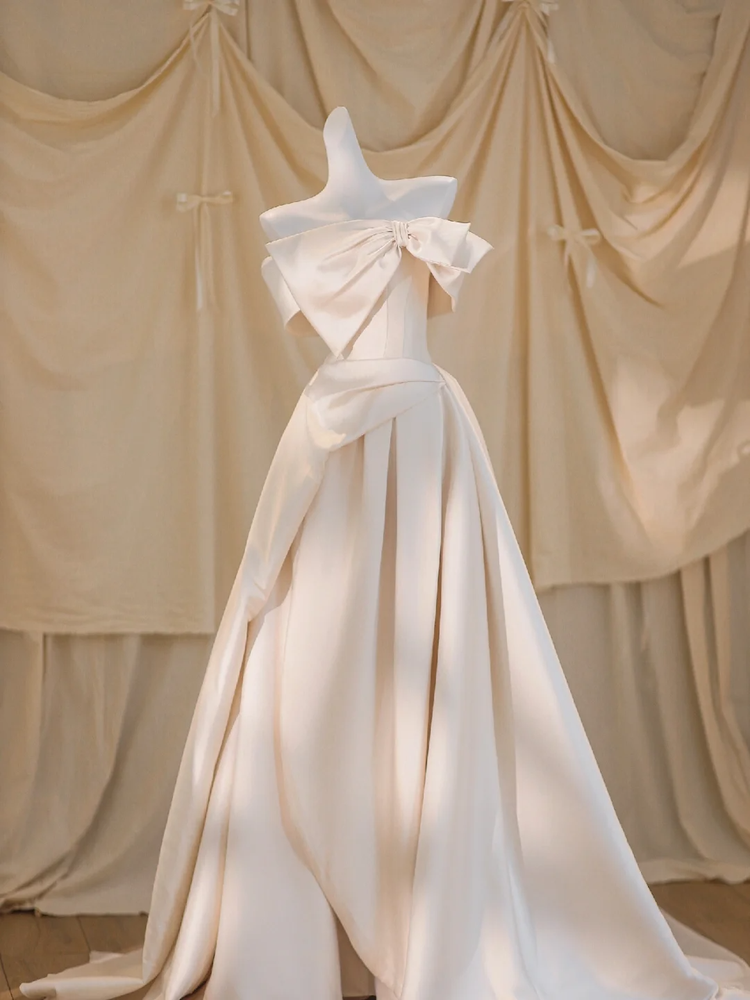 Hermoso vestido de novia largo de satén marfil con hombros descubiertos DP1859