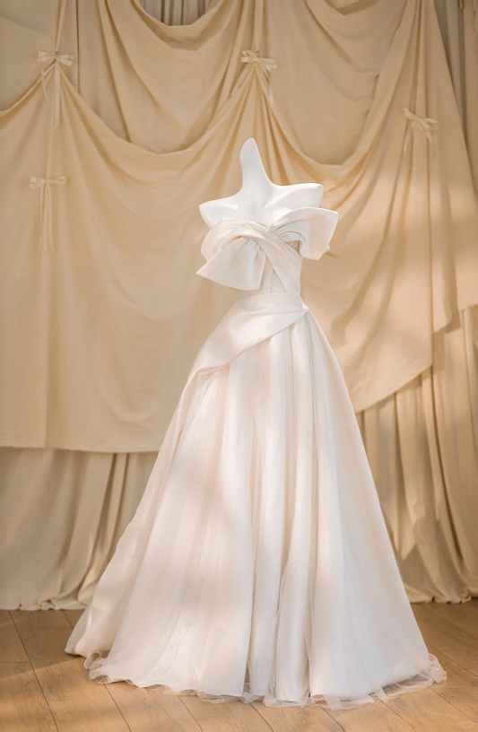 Hermoso vestido de novia largo de satén marfil con hombros descubiertos y mangas cortas DP1860