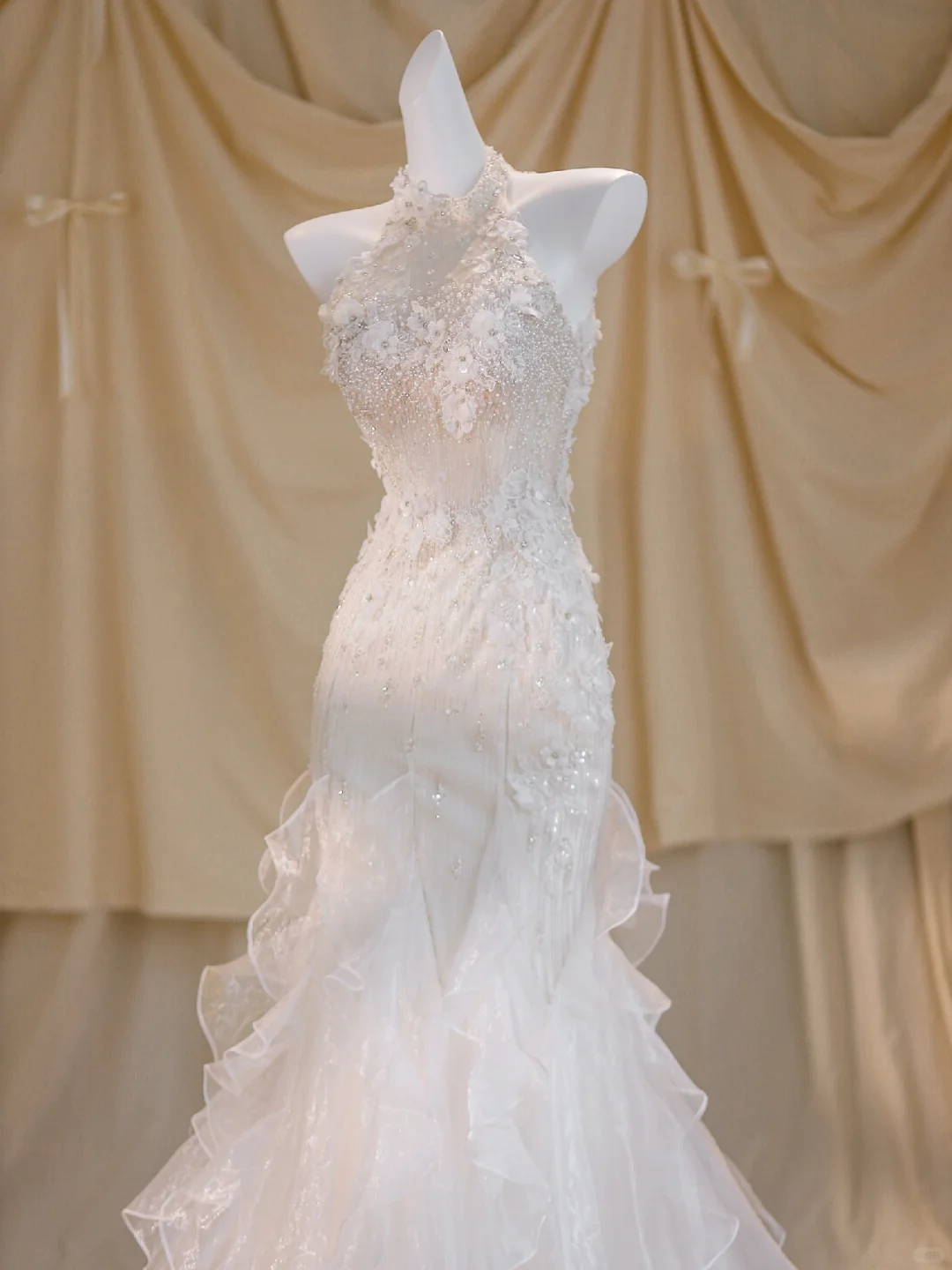 Hermoso vestido de novia largo de tul blanco con cuello alto y corte sirena DP1856