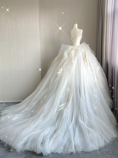 Vestido de novia atemporal de satén blanco largo sin tirantes y con cola larga DP410