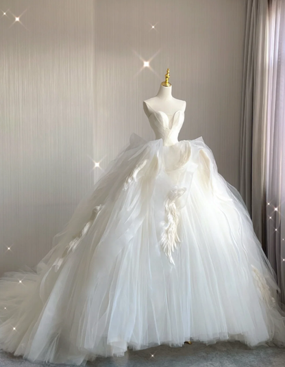 Vestido de novia atemporal de satén blanco largo sin tirantes y con cola larga DP410