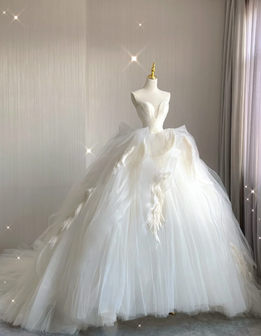 Vestido de novia atemporal de satén blanco largo sin tirantes y con cola larga DP410
