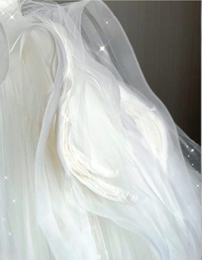 Vestido de novia atemporal de satén blanco largo sin tirantes y con cola larga DP410