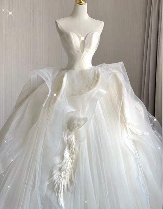 Vestido de novia atemporal de satén blanco largo sin tirantes y con cola larga DP410