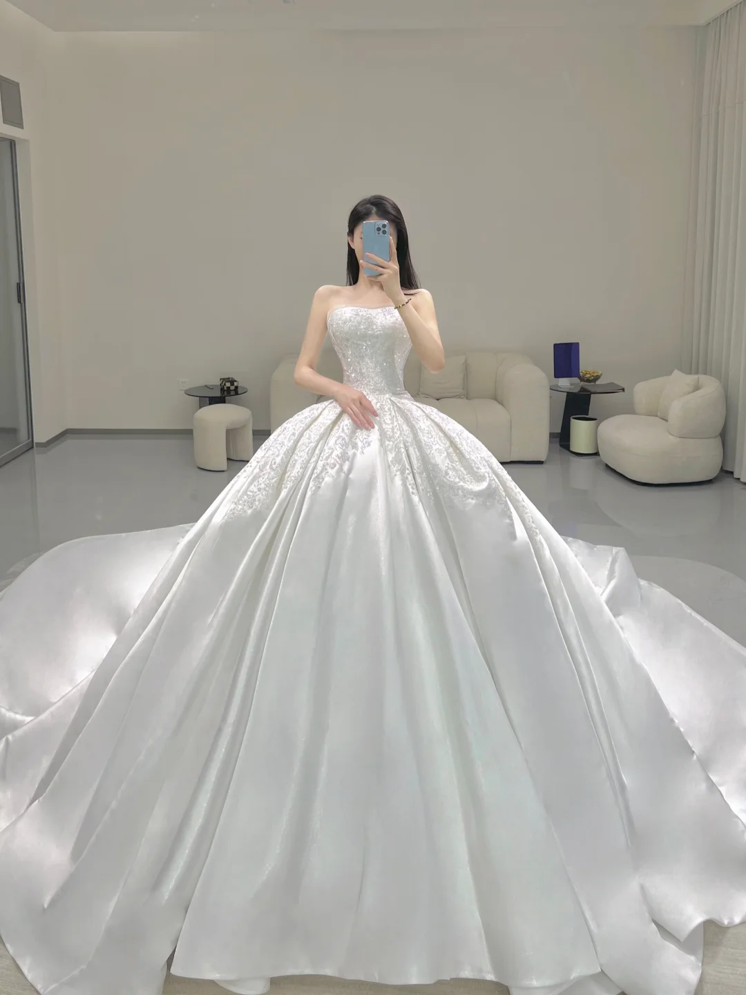 Vestido de novia atemporal de satén blanco largo sin tirantes y con cola larga DP411