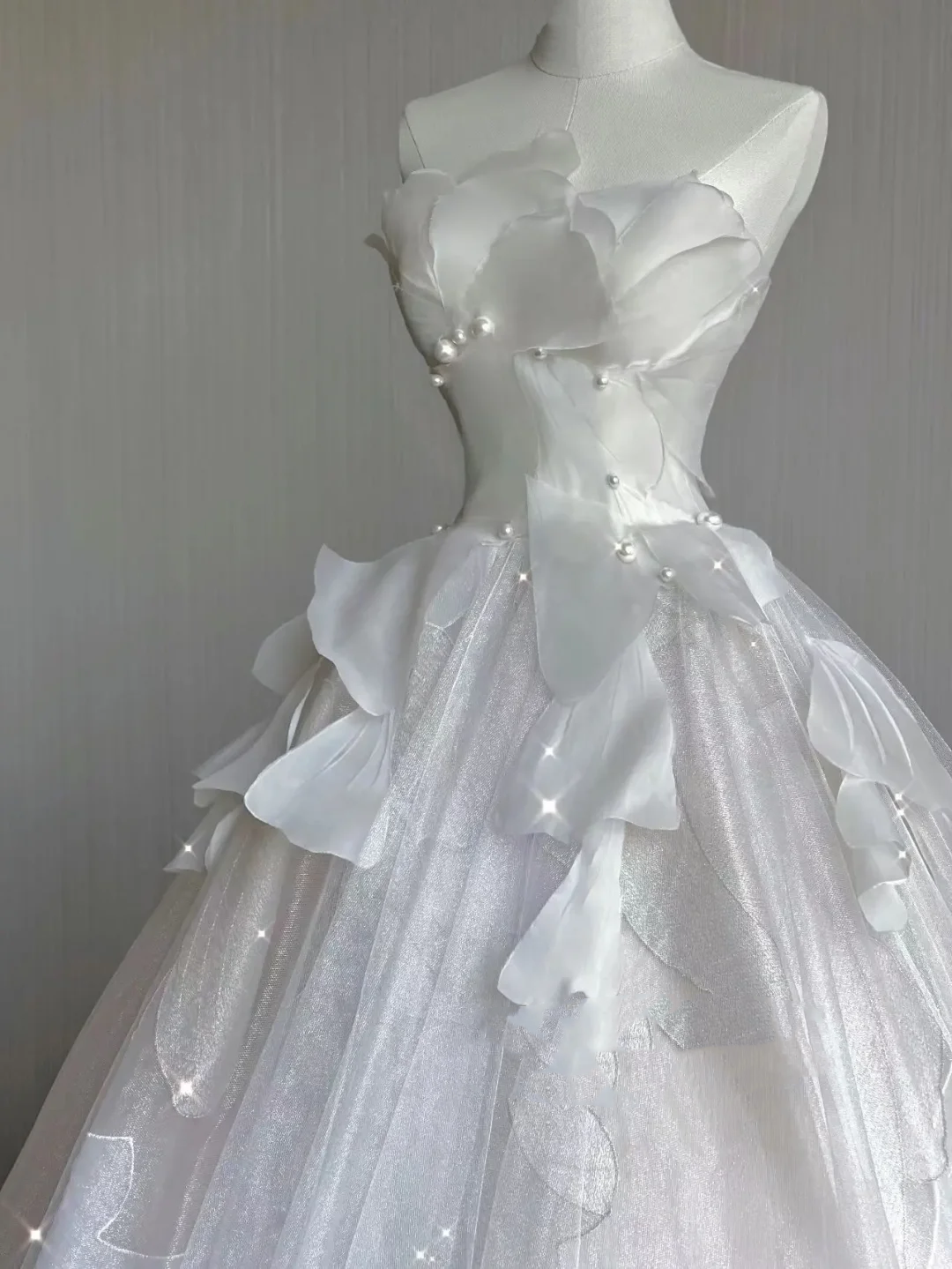 Vestido de novia atemporal, sin tirantes, largo, de tul blanco, con cola larga, DP414