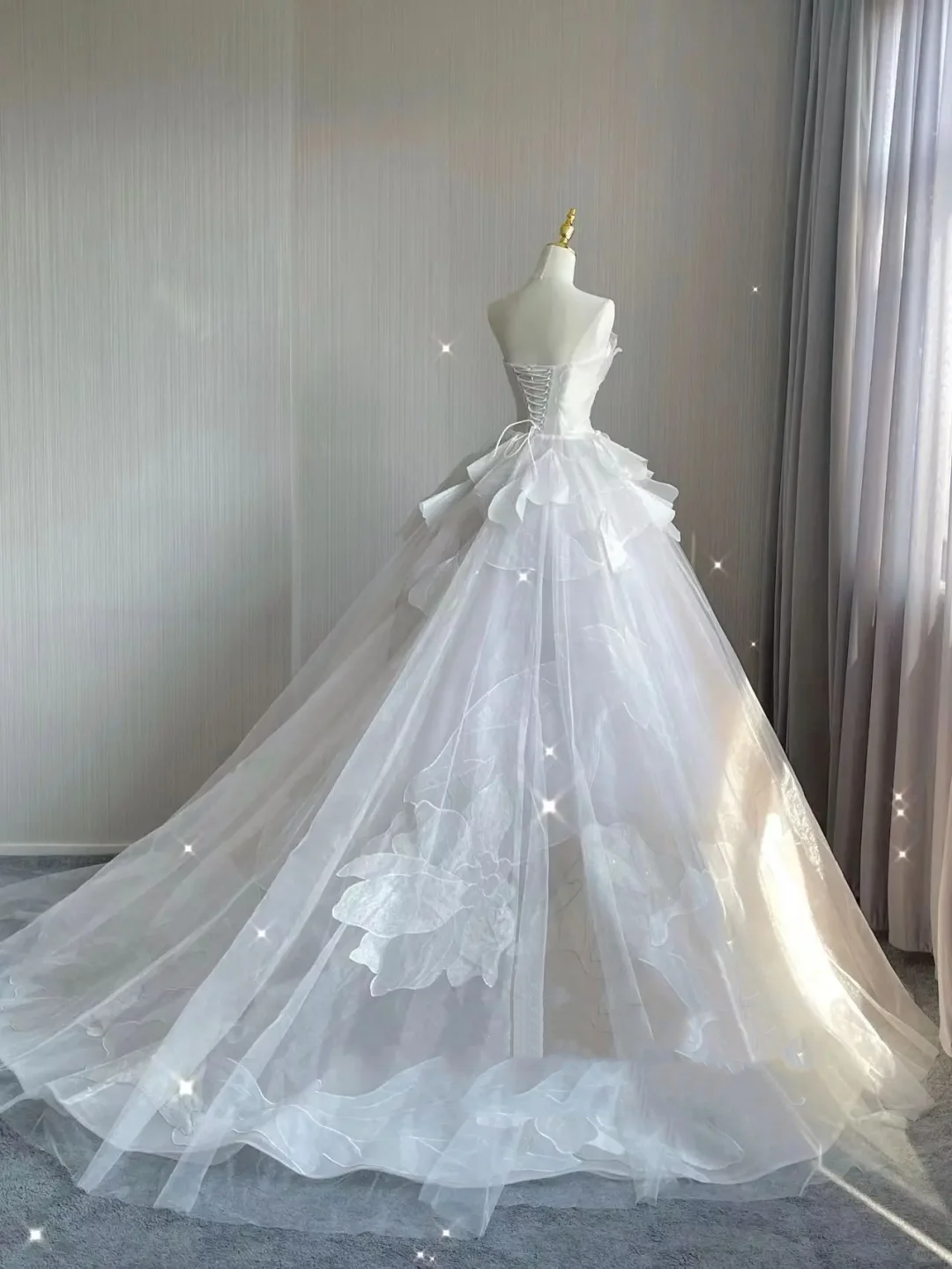 Vestido de novia atemporal, sin tirantes, largo, de tul blanco, con cola larga, DP414