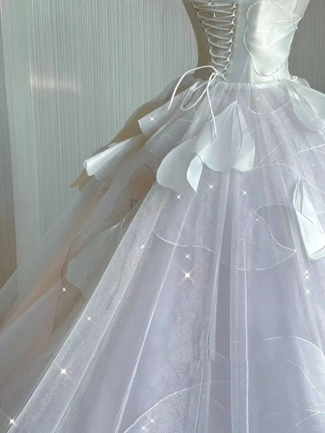 Vestido de novia atemporal, sin tirantes, largo, de tul blanco, con cola larga, DP414