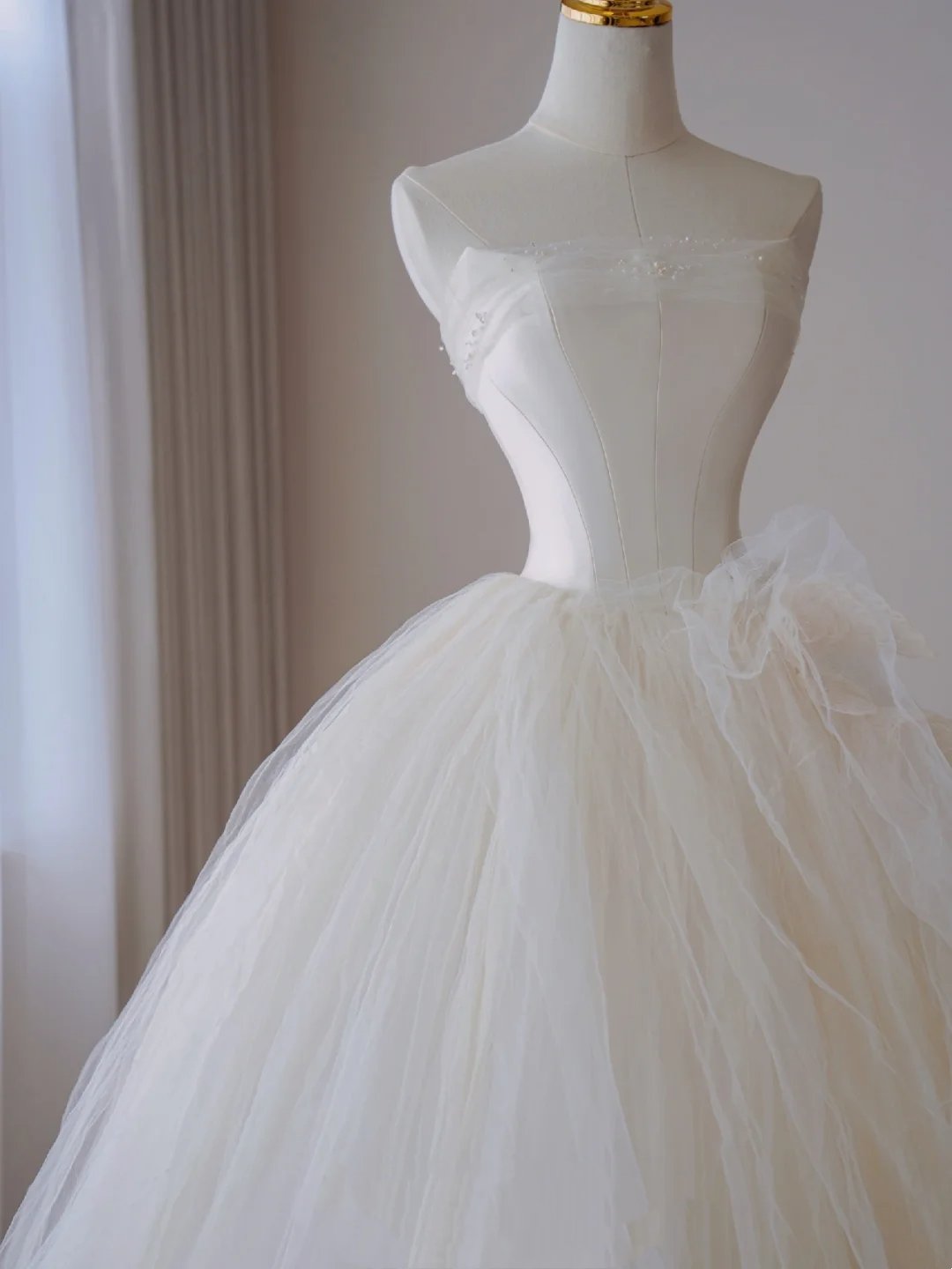Vestido de novia atemporal, sin tirantes, largo, de tul blanco, con cola larga, DP435