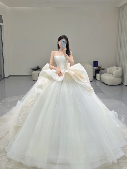 Vestido de novia atemporal de satén blanco largo sin tirantes y con cola larga DP500