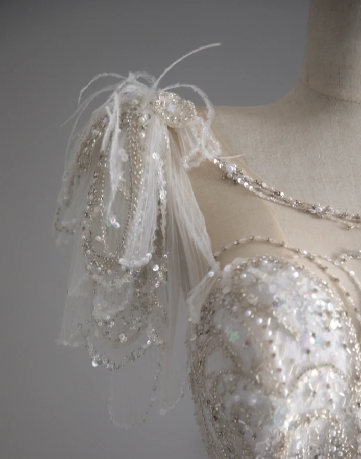 Vestido de novia atemporal con escote redondo, mangas cortas, satén blanco, cola larga, DP507