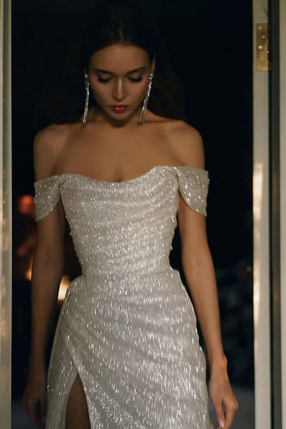 Vestido de fiesta largo con lentejuelas plateadas, corte sirena, hombros descubiertos y abertura frontal, DP528