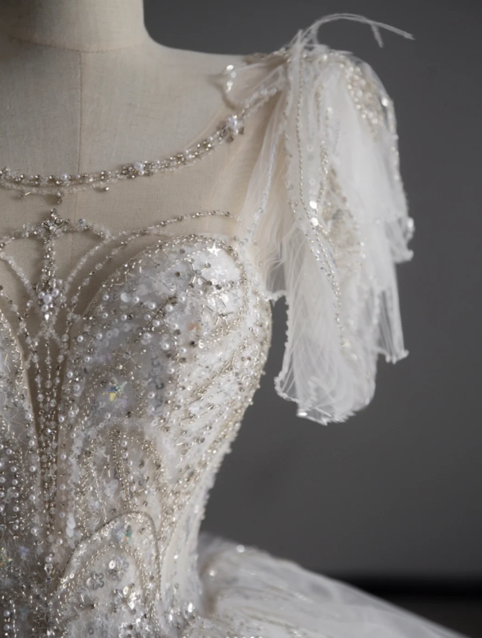 Vestido de novia atemporal con escote redondo, mangas cortas, satén blanco, cola larga, DP507