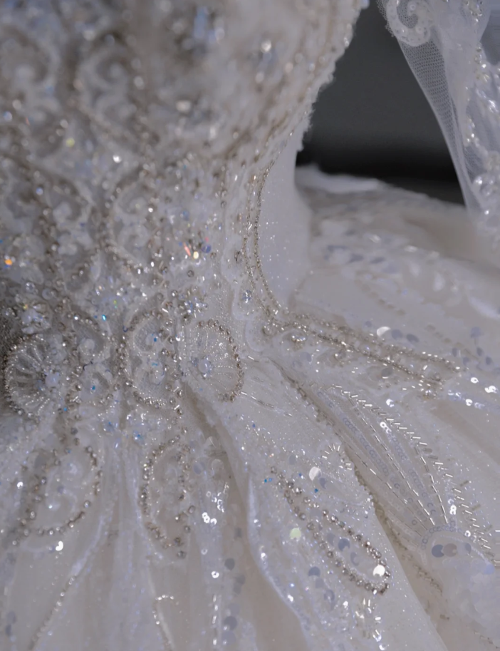Vestido de novia atemporal con escote en V, mangas largas, satén blanco, cola larga, DP509
