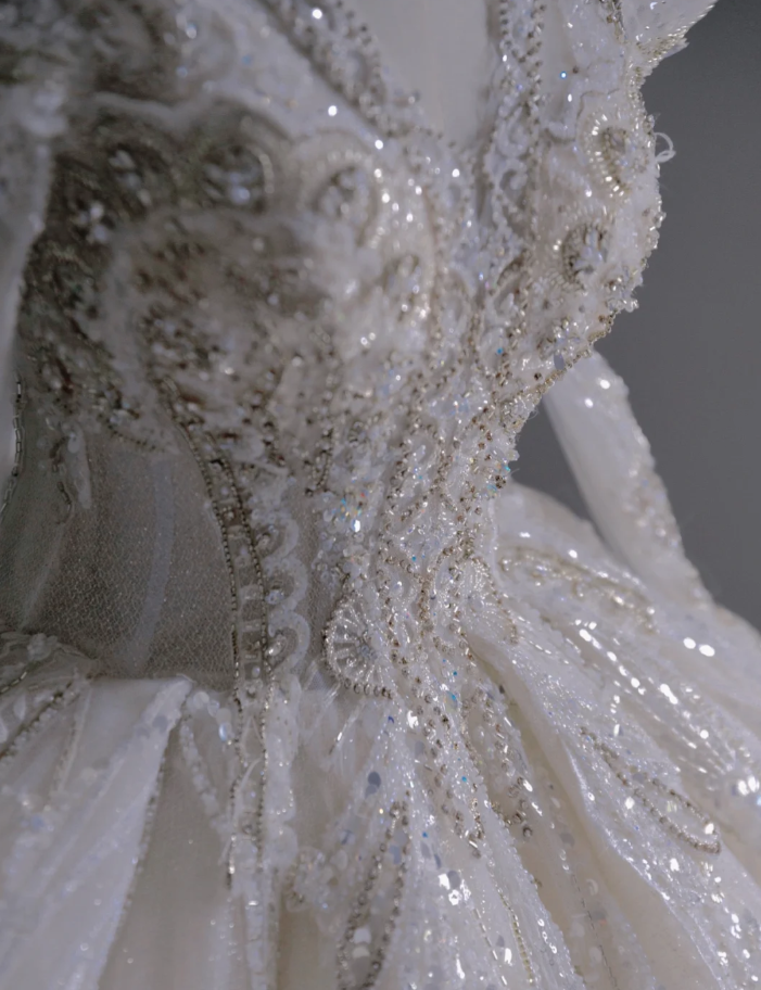 Vestido de novia atemporal con escote en V, mangas largas, satén blanco, cola larga, DP509