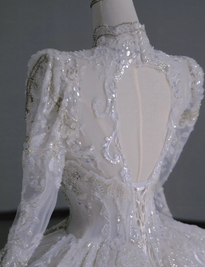 Vestido de novia atemporal con escote en V, mangas largas, satén blanco, cola larga, DP509