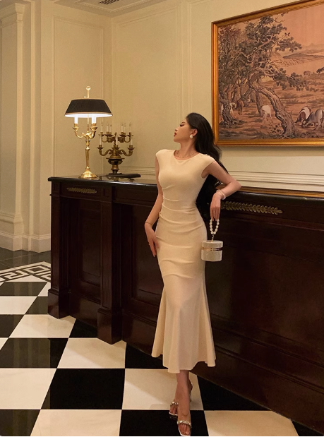 Elegante vestido color marfil con escote redondo y corte sirena para cumpleaños número 18. Ideas de vestidos de cumpleaños para mujeres (DP583)