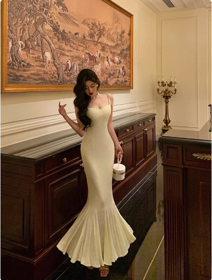 Vestido elegante color marfil con tirantes finos y corte sirena para fiesta de 18 cumpleaños. Ideas para vestidos de cumpleaños para mujeres (DP593).