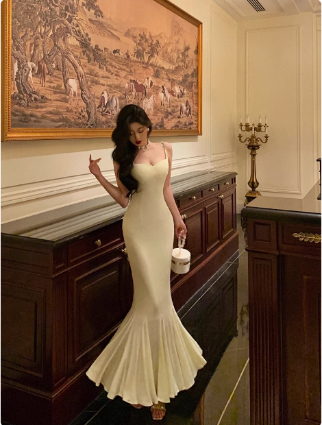 Vestido elegante color marfil con tirantes finos y corte sirena para fiesta de 18 cumpleaños. Ideas para vestidos de cumpleaños para mujeres (DP593).