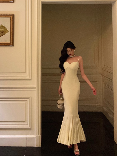 Vestido elegante color marfil con tirantes finos y corte sirena para fiesta de 18 cumpleaños. Ideas para vestidos de cumpleaños para mujeres (DP593).