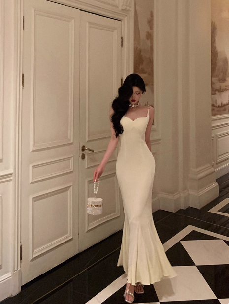 Vestido elegante color marfil con tirantes finos y corte sirena para fiesta de 18 cumpleaños. Ideas para vestidos de cumpleaños para mujeres (DP593).