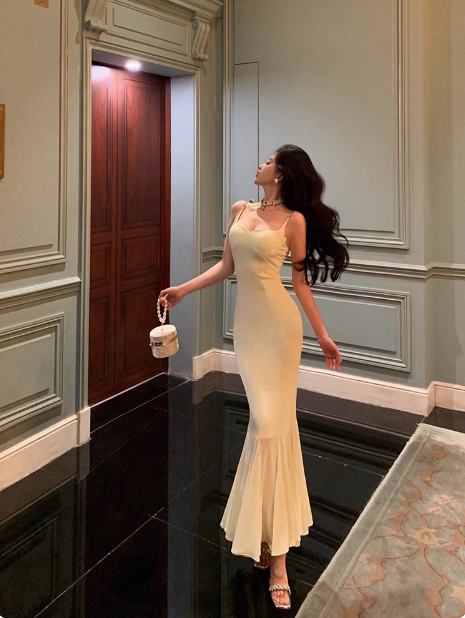 Vestido elegante color marfil con tirantes finos y corte sirena para fiesta de 18 cumpleaños. Ideas para vestidos de cumpleaños para mujeres (DP593).