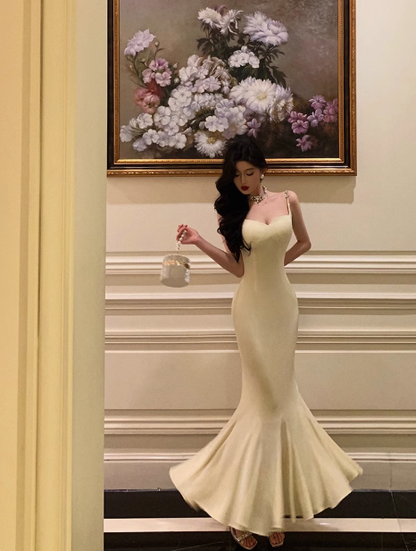 Vestido elegante color marfil con tirantes finos y corte sirena para fiesta de 18 cumpleaños. Ideas para vestidos de cumpleaños para mujeres (DP593).