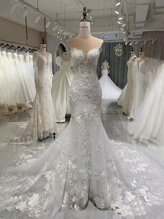 Impresionante vestido de novia de corte sirena con escote corazón y apliques de encaje y cola DP607