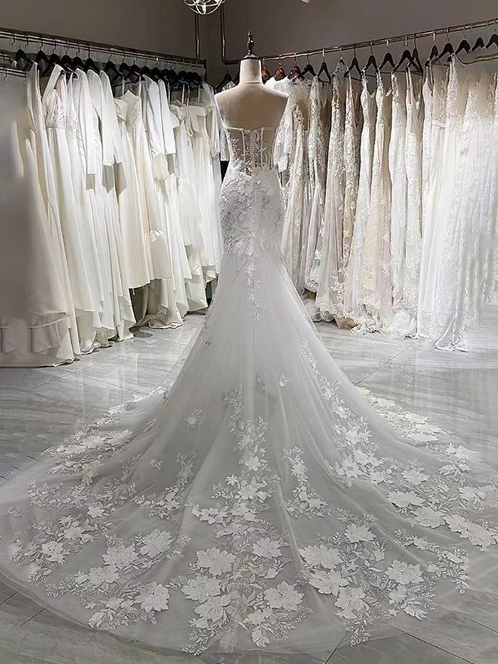 Impresionante vestido de novia de corte sirena con escote corazón y apliques de encaje y cola DP607