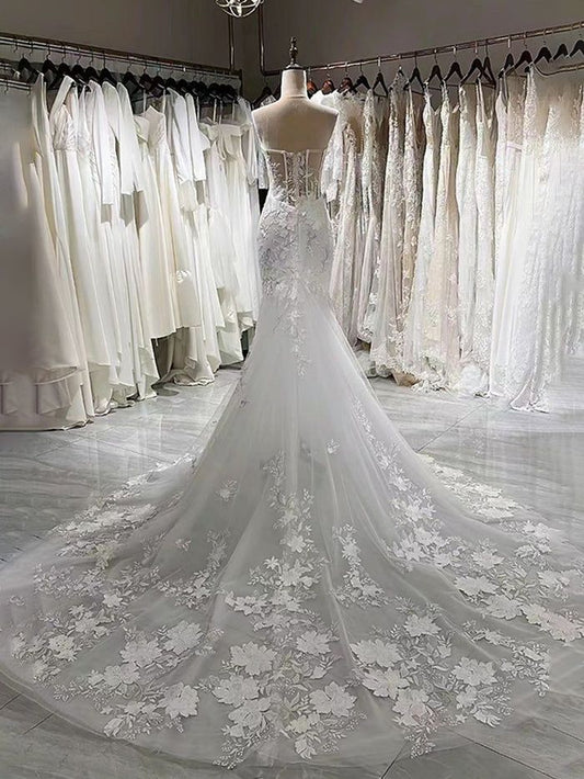 Impresionante vestido de novia de corte sirena con escote corazón y apliques de encaje y cola DP607