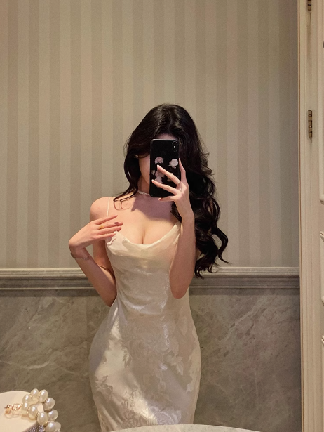 Vestido elegante color marfil con tirantes finos y corte sirena para cumpleaños número 18. Ideas para vestidos de cumpleaños número 21 para mujeres (DP611)