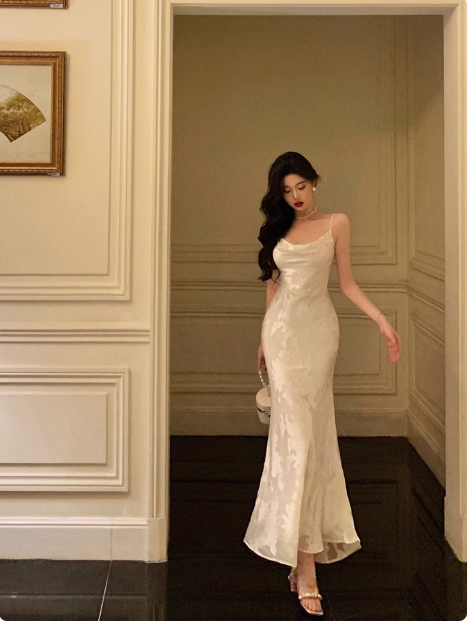Vestido elegante color marfil con tirantes finos y corte sirena para cumpleaños número 18. Ideas para vestidos de cumpleaños número 21 para mujeres (DP611)