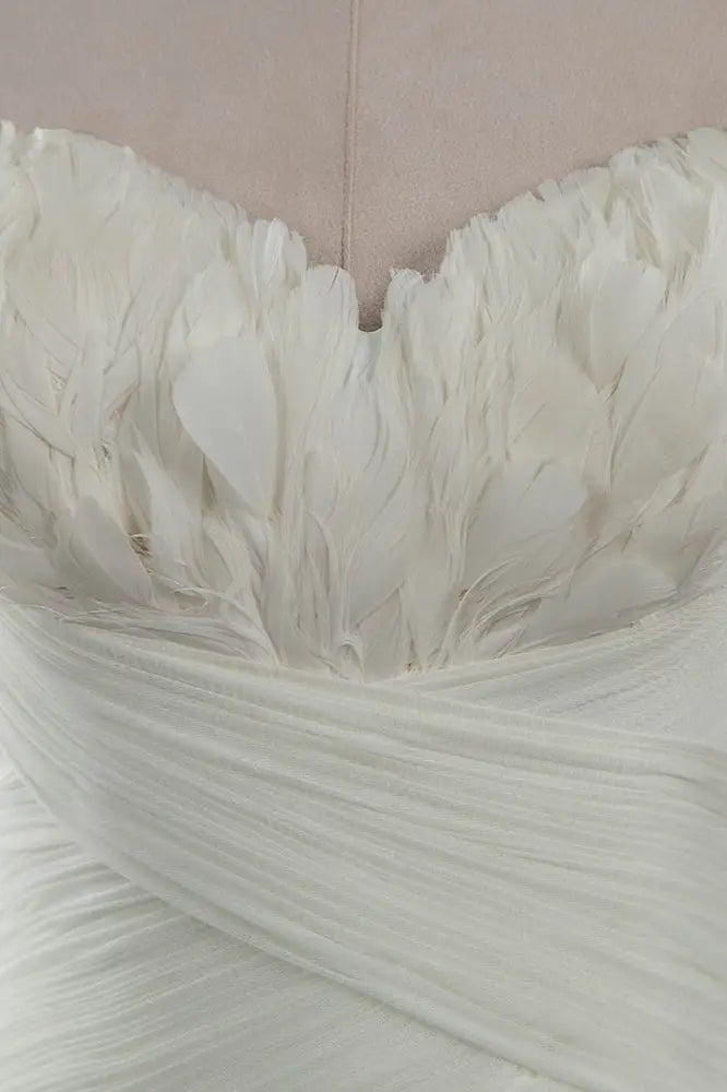 Elegante vestido de novia sin tirantes, escote corazón, color marfil, con volantes, tul, sin mangas y plumas DP615