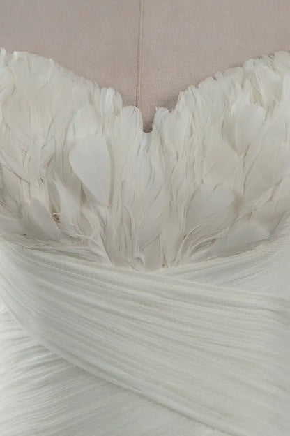 Elegante vestido de novia sin tirantes, escote corazón, color marfil, con volantes, tul, sin mangas y plumas DP615