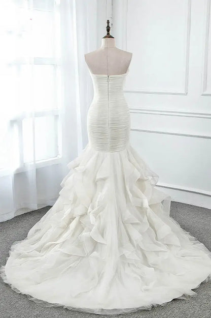 Elegante vestido de novia sin tirantes, escote corazón, color marfil, con volantes, tul, sin mangas y plumas DP615