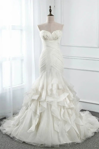 Elegante vestido de novia sin tirantes, escote corazón, color marfil, con volantes, tul, sin mangas y plumas DP615