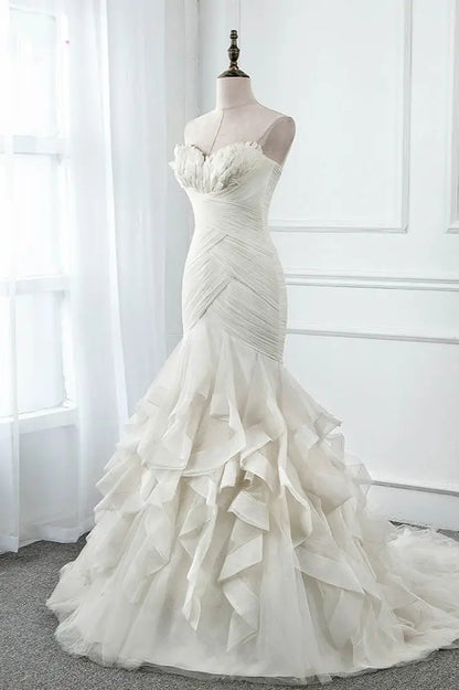 Elegante vestido de novia sin tirantes, escote corazón, color marfil, con volantes, tul, sin mangas y plumas DP615