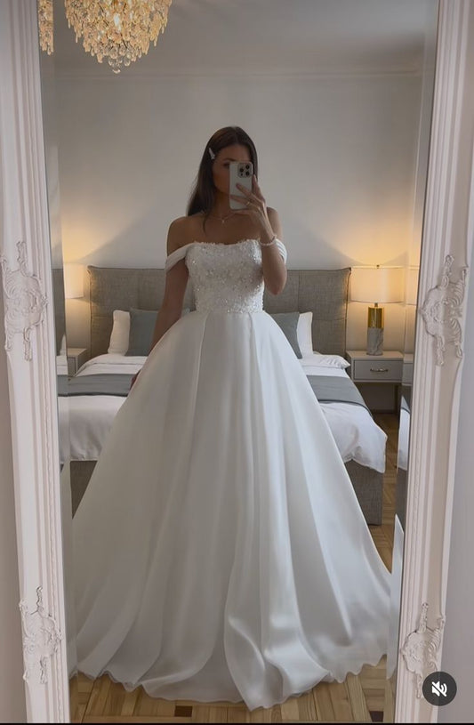 Elegante vestido de novia blanco con escote corazón y hombros descubiertos, con volantes y tul DP617