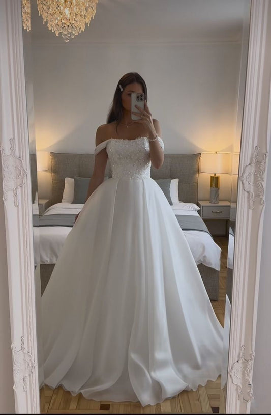 Elegante vestido de novia blanco con escote corazón y hombros descubiertos, con volantes y tul DP617