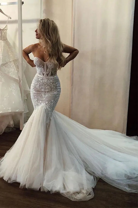 Vestido de novia único color marfil con escote corazón, corte sirena, de tul y cola capilla DP635