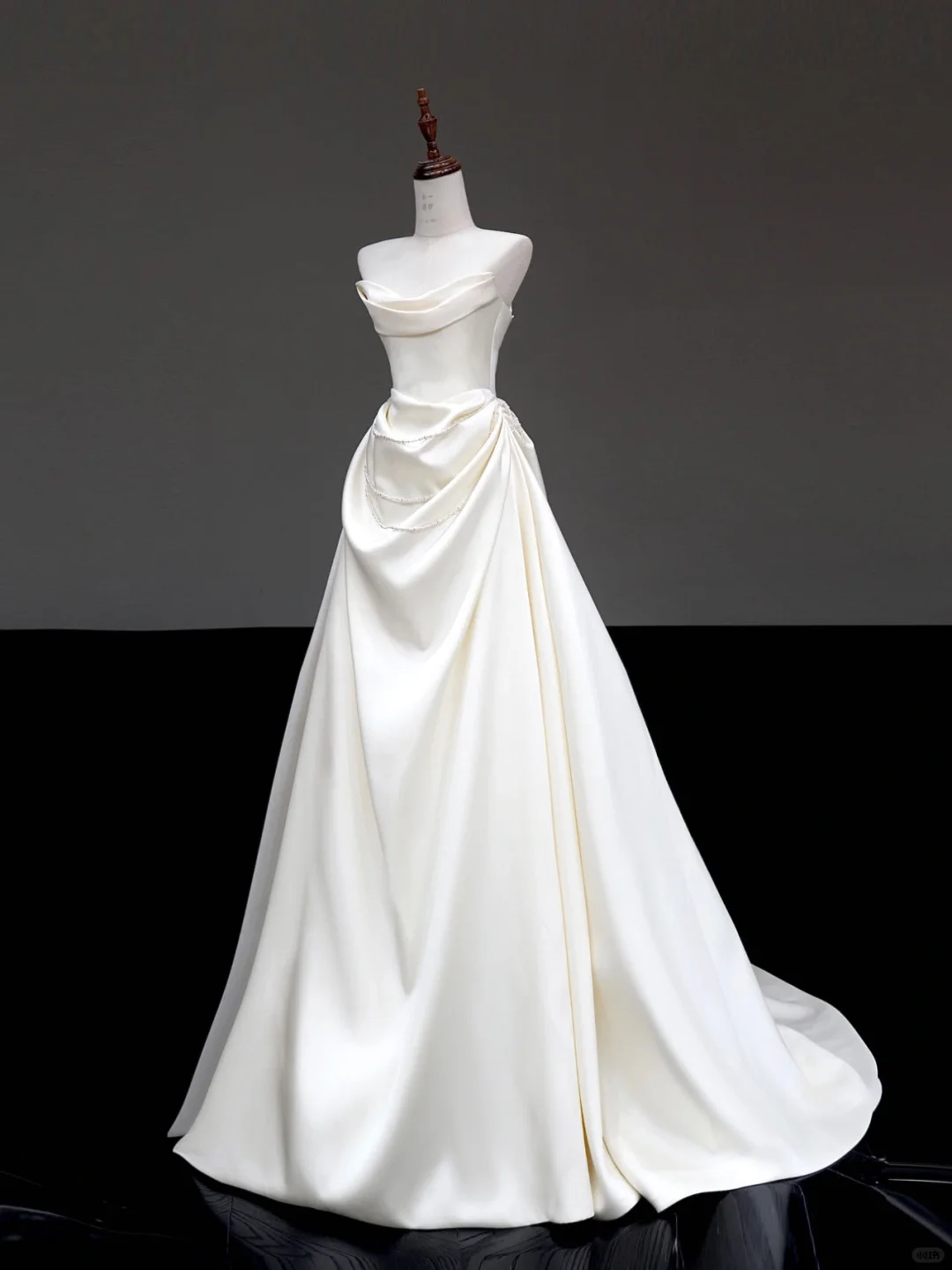 Vestido de novia único, sin tirantes, de satén blanco, sin mangas, DP657