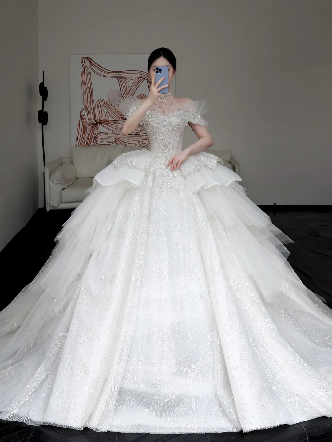 Vestido de novia de lujo con hombros descubiertos, mangas cortas y lentejuelas, con cola DP658